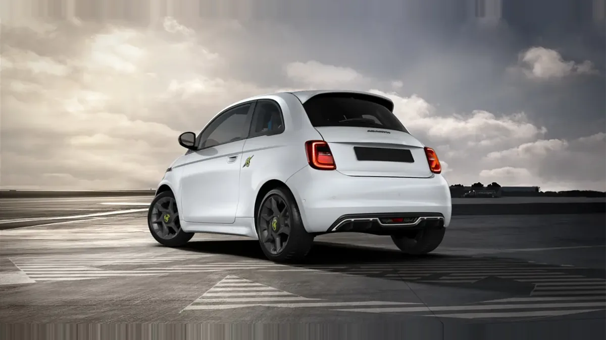 Abarth 500e 42kWh en renting para particulares en Sevilla — Trasera