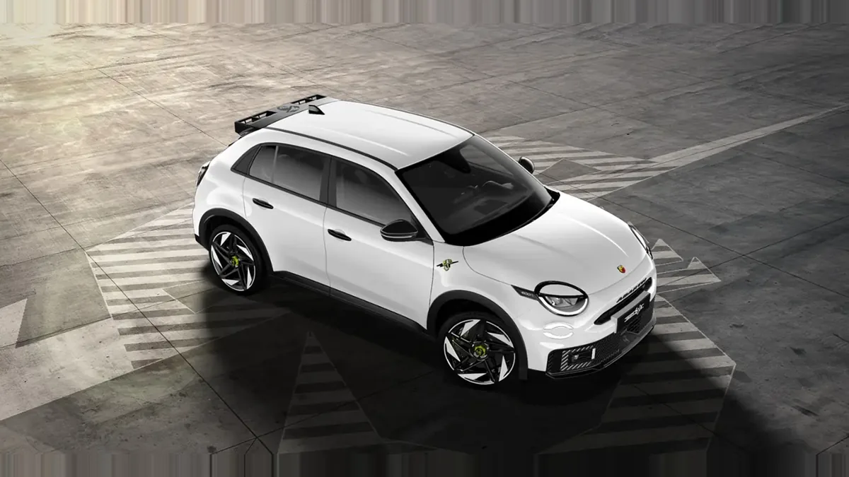Abarth 600e Turismo en renting para particulares en Sevilla — Lateral