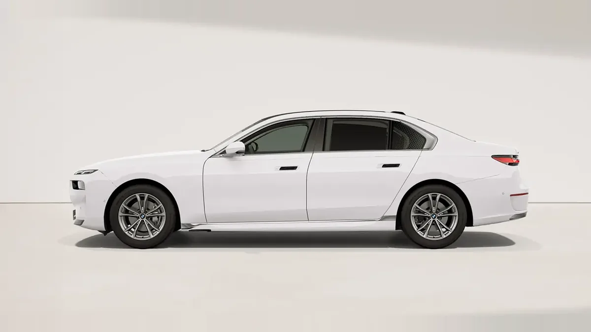 BMW Serie 7 740d xDrive en renting para particulares en Sevilla — Lateral