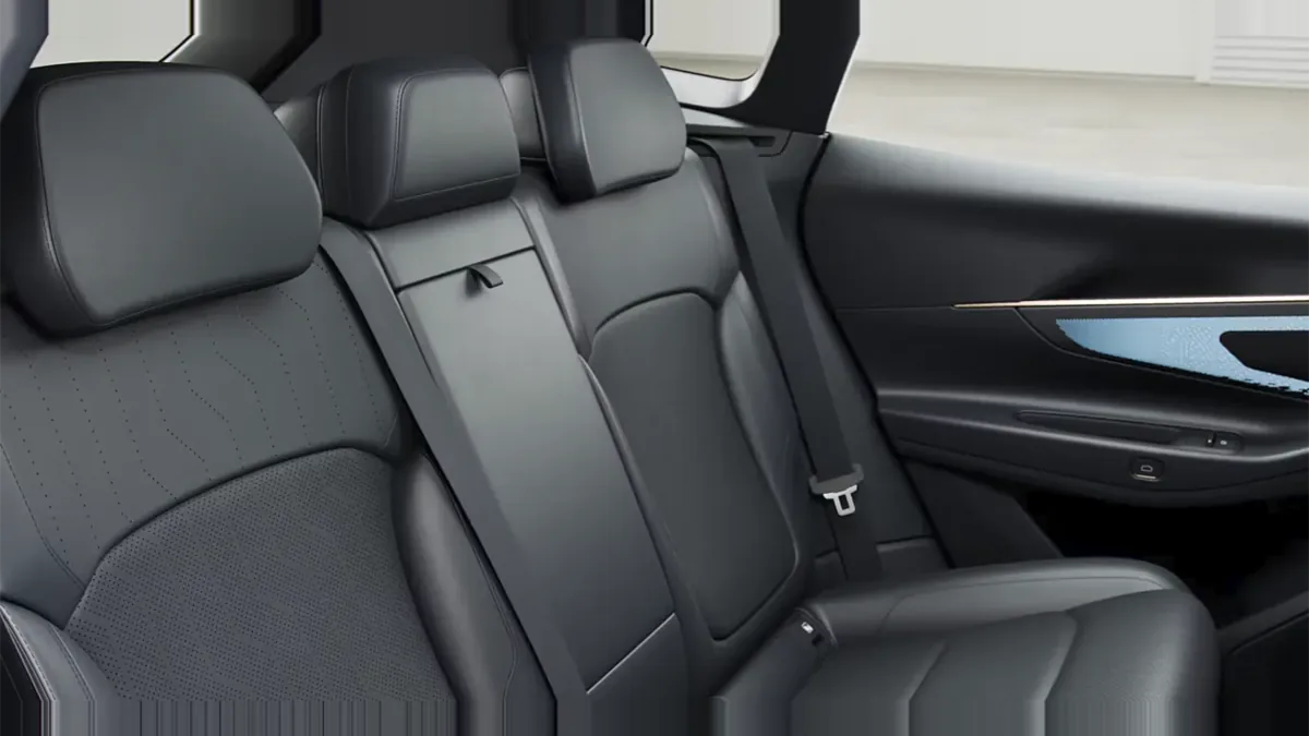 Lynk & Co 08 1.5 PHEV Core en renting para particulares en Sevilla — vista 6