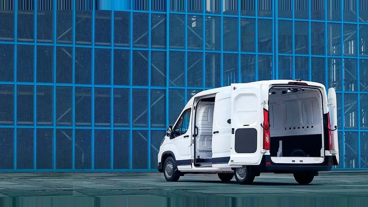 Maxus Deliver 9 Furgón 2.0D L3H2 150 (MERCANCÍAS PROPIAS) en renting para particulares en Sevilla — Lateral