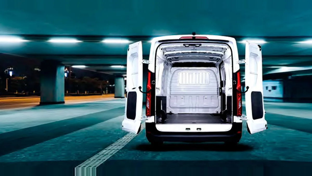 Maxus Deliver 9 Furgón 2.0D L3H2 150 (MERCANCÍAS TERCEROS) en renting para particulares en Sevilla — Trasera