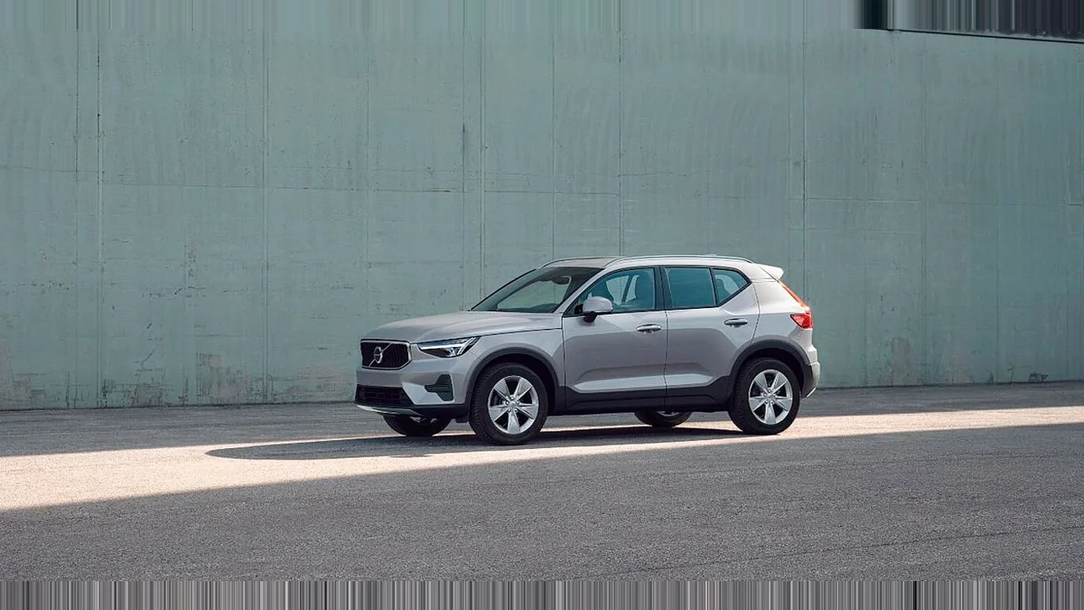 Volvo XC40 2.0 B3 Core G Auto en renting para particulares en Sevilla — Lateral
