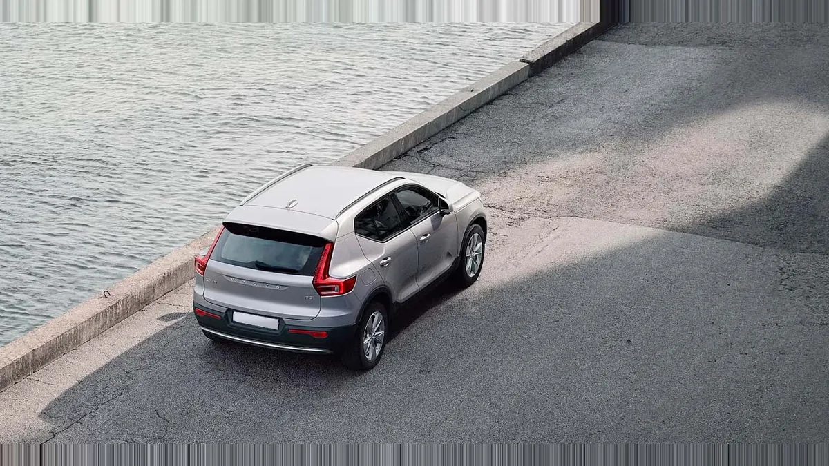 Volvo XC40 2.0 B3 Core G Auto en renting para particulares en Sevilla — Trasera